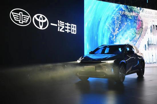 11月28日，一汽丰田第1000万辆汽车在位于天津新近落成投产的新能源工厂下线。佟郁 摄