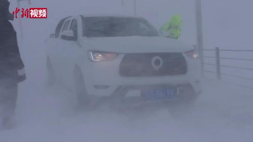 新疆多地遇风吹雪天气 多部门联合救援被困车辆