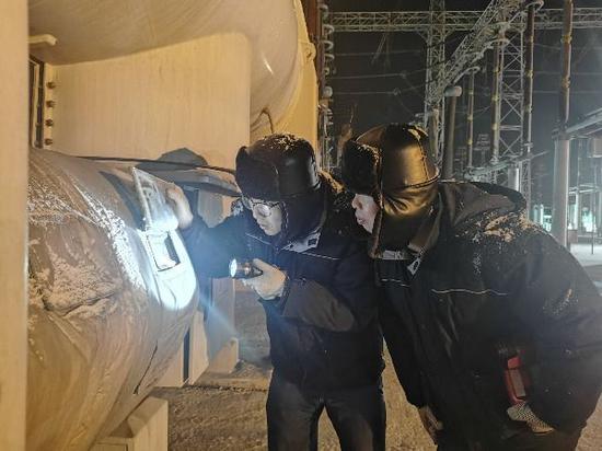 11月27日，国网新疆超高压分公司750千伏乌北变电站值班员在极寒天气检查断路器油温。韩晓翔 摄