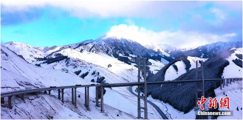 进入11月底，新疆伊犁州霍城县果子沟大峡谷迎来降雪。 曾雨薇 摄