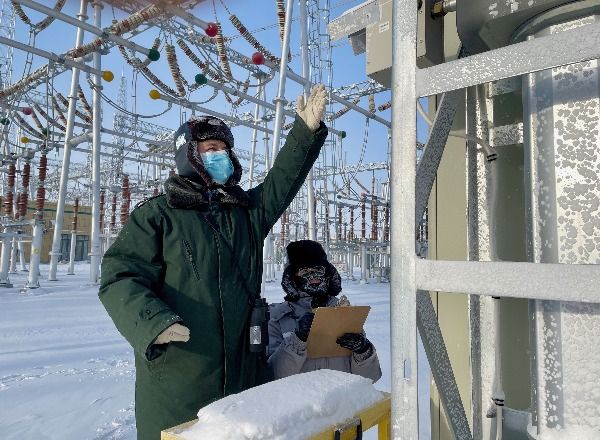 11月27日，国网新疆超高压分公司员工在750千伏喀纳斯变电站进行极寒天气下断路器压力检查工作。刘自杰 摄