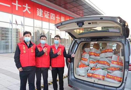 11月28日，共青团天津市河东区委联合中建六局开展志愿关怀行动。中建六局供图