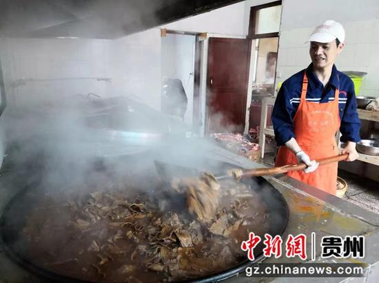 大坝场肉联厂工人正在加工黄牛肉片