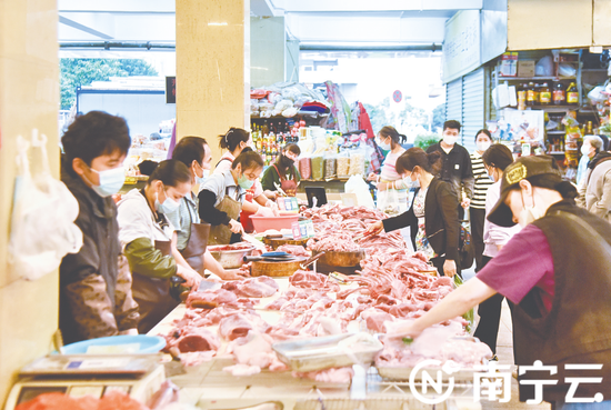 麻村市场肉类供应货源充足，可满足市民日常消费。记者 黄红锦 摄
