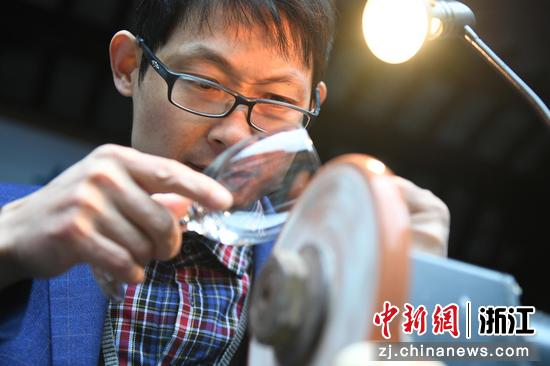 工作人员展示台州玻璃雕刻技艺。 王刚 摄