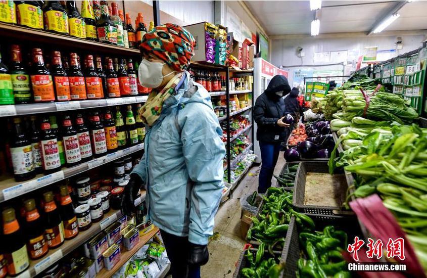 乌鲁木齐市文化路蔬菜副食品直销点，周边居民前来购买蔬菜、调料等生活用品。 刘新 摄