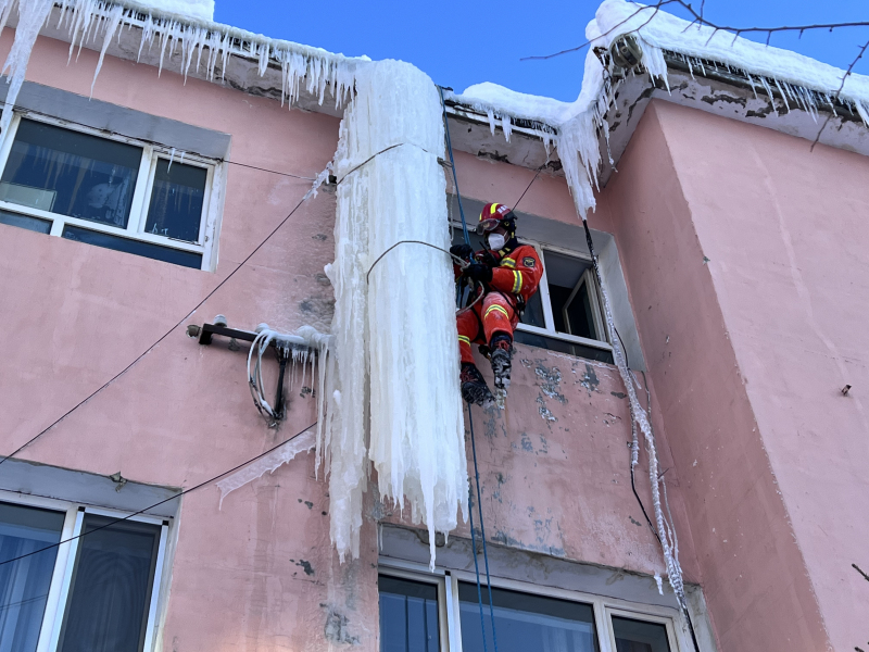 積雪凍融樓外現大量冰柱 阿勒泰消防零下40度清除隱患