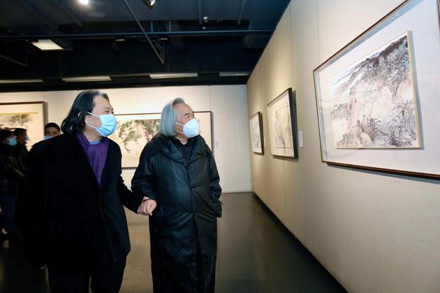 天津美术学院院长贾广健、天津美术学院教授霍春阳在展览现场观看作品。 刘俊苍 摄