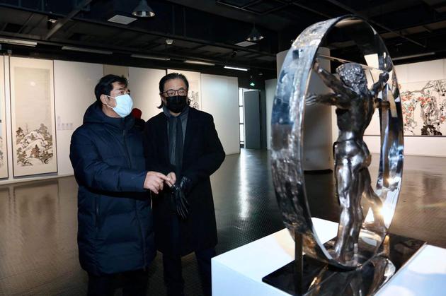 天津美术学院教授于世宏、景育民在展览现场观看雕塑作品《镜像·维特鲁威人》。 刘俊苍 摄
