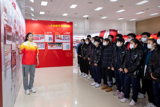 中国排球学院常务副院长张娜为队员讲解中国女排精神展。  天津体育学院供图