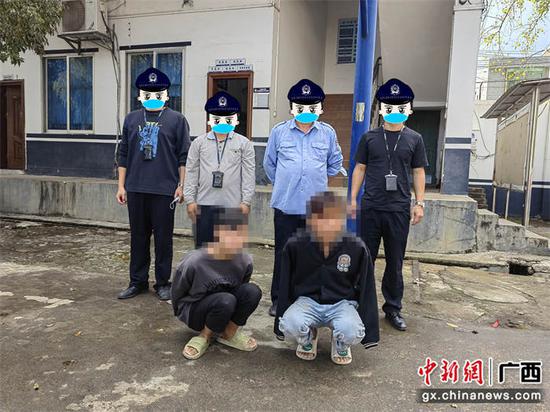 民警赴湖南江华将2名盗窃车辆的嫌疑人抓获。警方供图