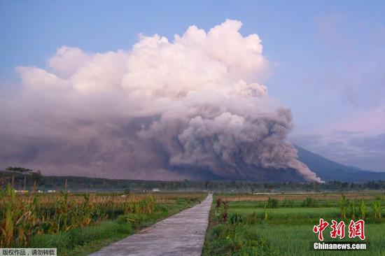 当地时间2022年12月4日2时46分，位于印尼东爪哇省的塞梅鲁火山开始剧烈喷发。12时，印尼火山和地质减灾机构(PVMBG)将塞梅鲁火山警戒级别从3级上调至最高的4级。火山爆发喷出的火山灰柱高度达1500米，当局发布通告禁止人们靠近距火山主峰8公里半径范围，在火山灰飘散的东南方向19公里半径范围内禁止一切活动。

据悉，塞梅鲁火山海拔3676米，是印尼爪哇岛最高的火山，也是该国最活跃的火山之一。2021年12月4日，该火山开始持续数日的剧烈喷发，造成40多人死亡、100多人受伤，约3000所房屋、38所学校和一座桥梁在火山喷发中被毁。