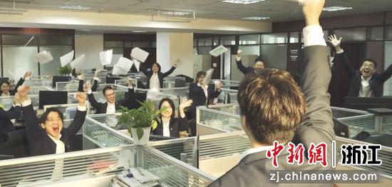浙商资产员工自导自演MV《我们的拉杆箱》截图。 浙商资产 供图