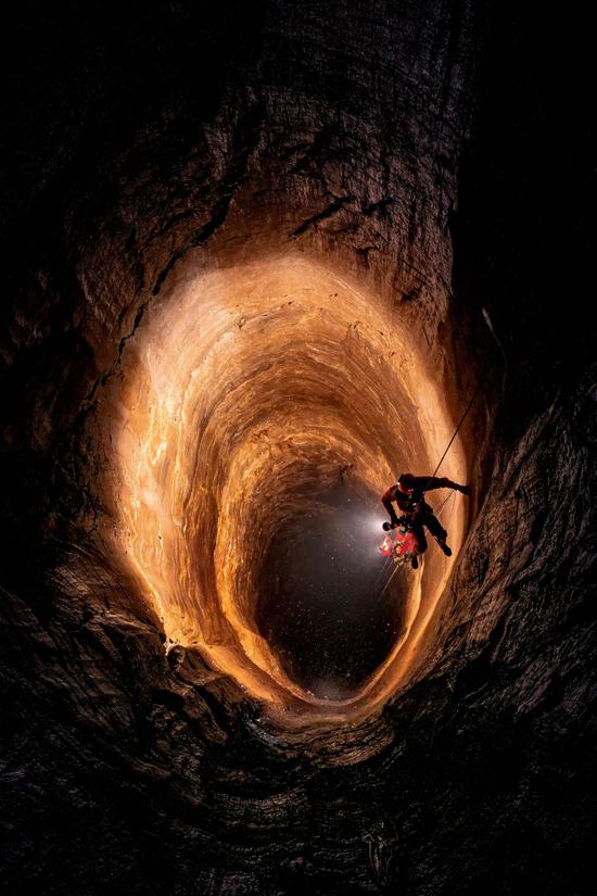 “洞·境”展厅展出的作品：贵州省清镇市龙潭洞297米深的竖井，竖井因地下水长期侵蚀而形成。摄影/周元杰