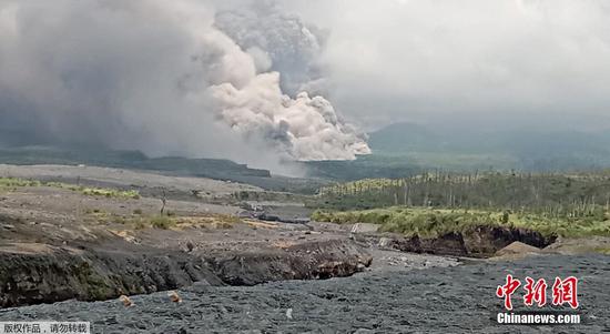 当地时间2022年12月4日2时46分，位于印尼东爪哇省的塞梅鲁火山开始剧烈喷发。12时，印尼火山和地质减灾机构(PVMBG)将塞梅鲁火山警戒级别从3级上调至最高的4级。火山爆发喷出的火山灰柱高度达1500米，当局发布通告禁止人们靠近距火山主峰8公里半径范围，在火山灰飘散的东南方向19公里半径范围内禁止一切活动。

据悉，塞梅鲁火山海拔3676米，是印尼爪哇岛最高的火山，也是该国最活跃的火山之一。2021年12月4日，该火山开始持续数日的剧烈喷发，造成40多人死亡、100多人受伤，约3000所房屋、38所学校和一座桥梁在火山喷发中被毁。