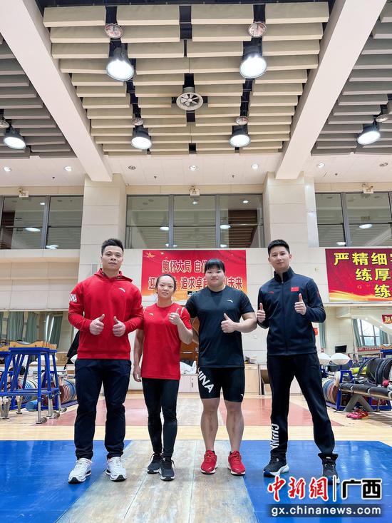 运动员韦胤廷、蒋惠花、梁小梅和队医程振义（由左至右）出征2022年举重世锦赛