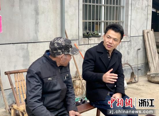 　　陈磊走访低收入农户，了解身体情况，并向他介绍在中药材基地务工的收入和工作时间。 浙江国贸 供图