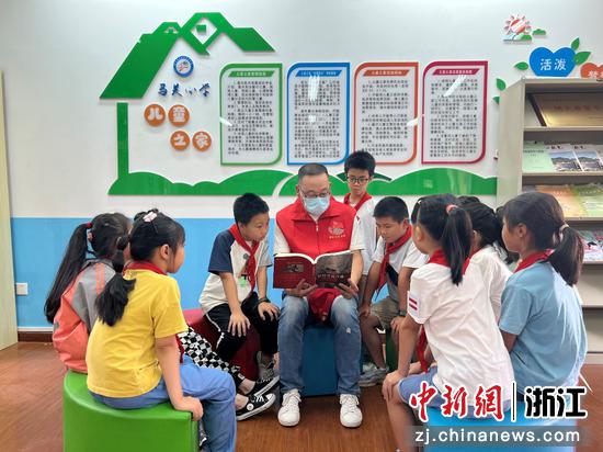 图为“香溢”志愿者翁凯与孩子们分享阅读心得 沈章妮供图