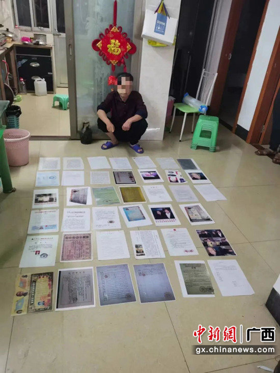 图为犯罪嫌疑人展示涉案物品 崇左江州警方 供图