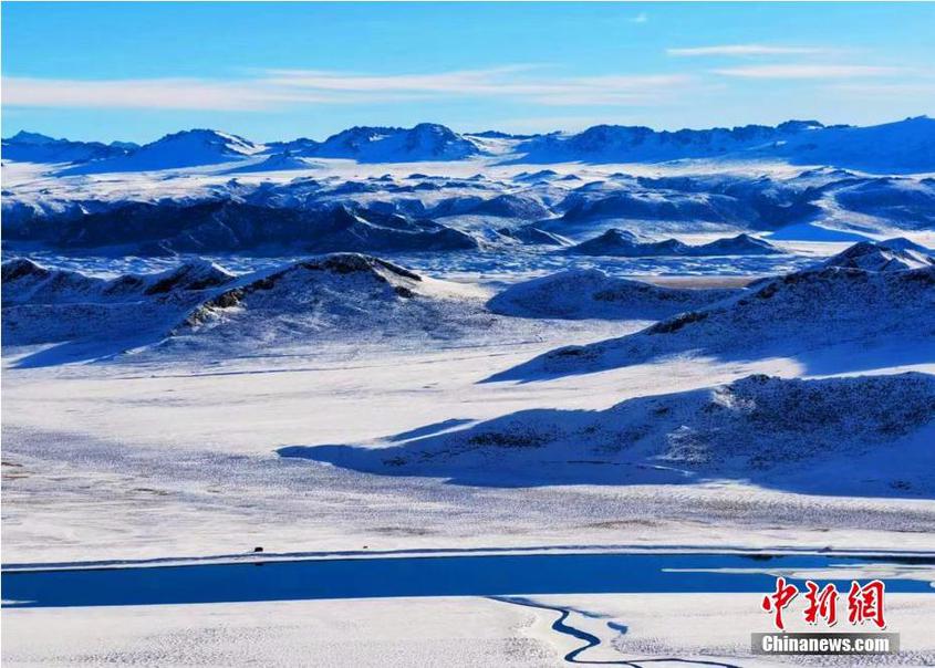 巴音布鲁克草原四周为雪山环抱，海拔约2500海拔，冬季严寒。 王福生 摄