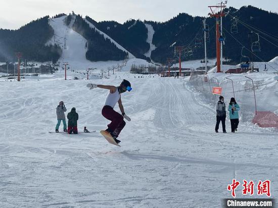 滑雪爱好者展示滑雪“特技”。　潘琦　摄