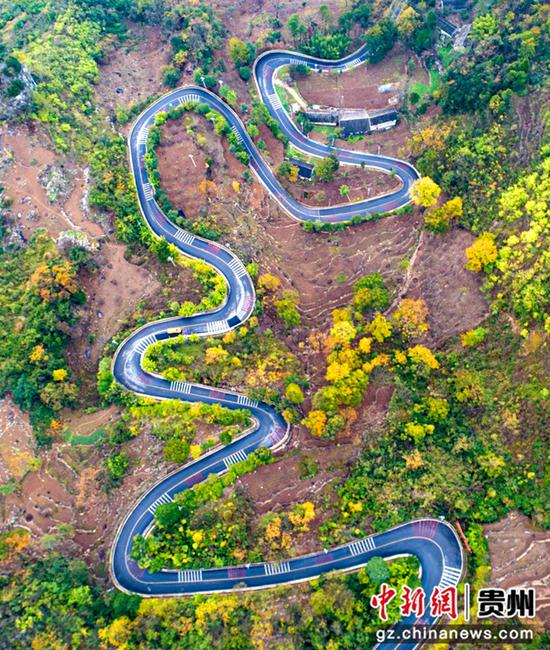 2022年12月7日拍摄的贵州省黔西市新仁苗族乡化屋村农村公路（无人机照片）。