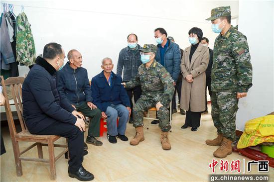 武警官兵在看望孤寡老人并了解生活情况及需求。贾广华 摄