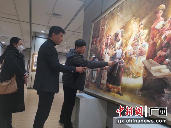 黄华兆和观众交流大型水彩画《惠风锦绣》创作。唐文佳 摄