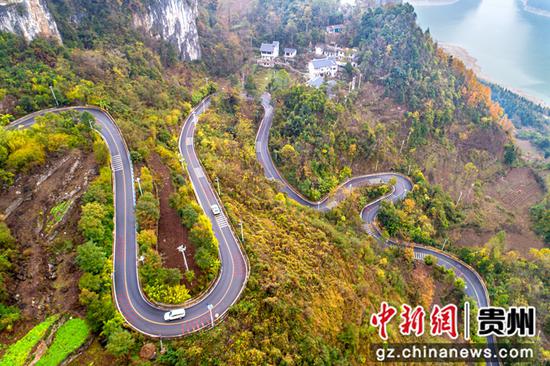 2022年12月7日拍摄的贵州省黔西市新仁苗族乡化屋村农村公路（无人机照片）。