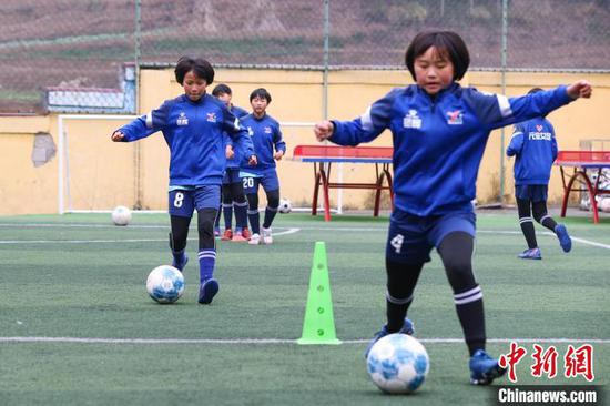 图为12月9日，“元宝女子足球队”队员在训练中。　瞿宏伦 摄
