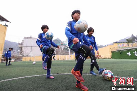 图为12月9日，“元宝女子足球队”队员在练习颠球。　瞿宏伦 摄