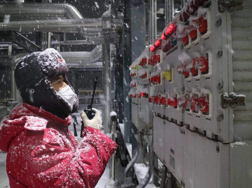 新疆油田采气一厂干部员工坚守一线战严寒保冬供
