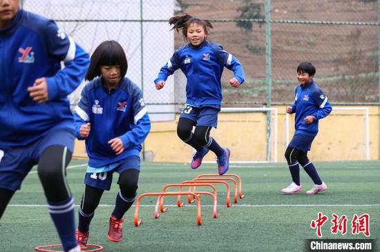 图为12月8日，“元宝女子足球队”队员在进行体能训练。　瞿宏伦　摄