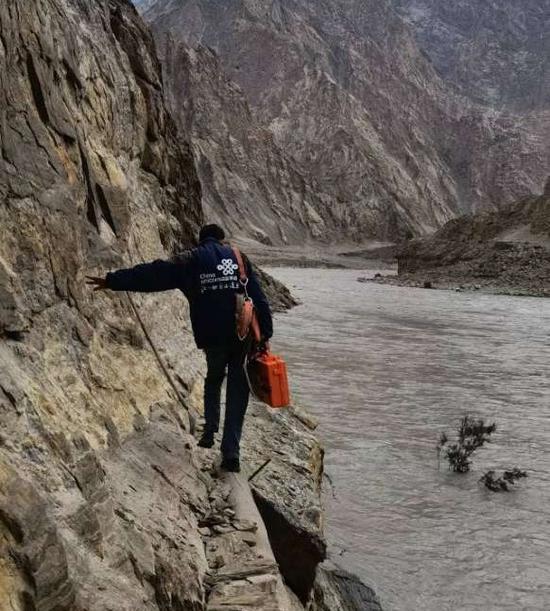 新疆联通通信保障人员前往喀什塔县山洪抢险现场。