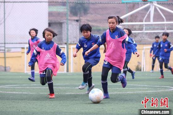 貴州畢節：鄉村小學里的女子足球隊