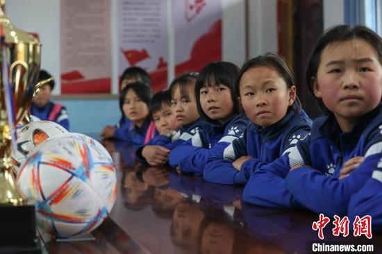 图为12月9日，“元宝女子足球队”队员们在观看战术视频。　瞿宏伦 摄