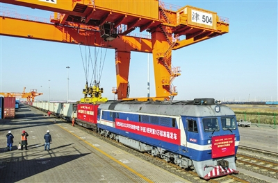  9日，2022年天津港中欧（中亚）班列第9万标准箱发车。本报记者 吴迪 摄