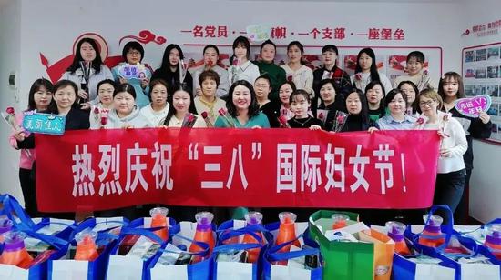 新疆区域公司女员工共庆“国际妇女节”。