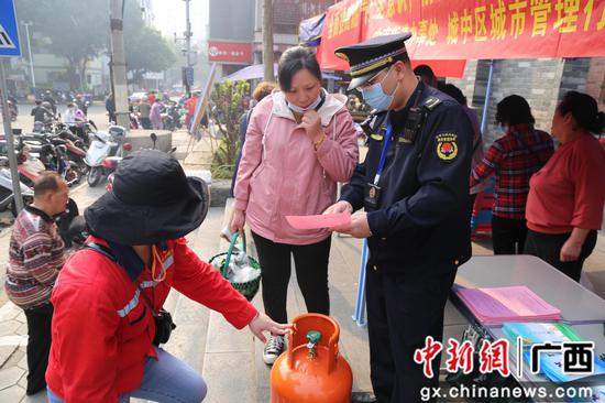 柳州城管排查燃气安全隐患 为居民筑起“防火墙”