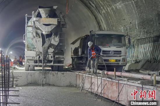 图为工人在甲良三号隧道拱桥上施工。　中铁四局供图