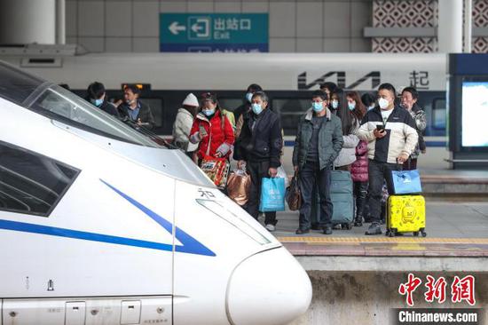 12月13日，贵州贵阳，旅客在贵阳北站月台候车。　瞿宏伦 摄