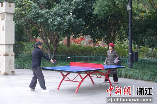 多位市民在打乒乓球。钱晨菲 摄