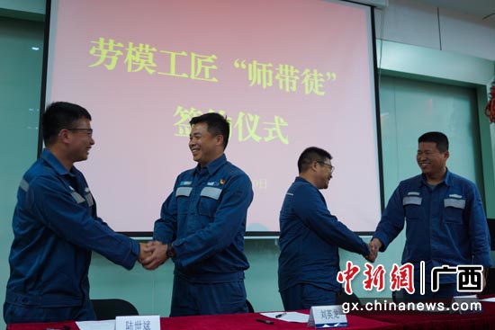 发挥劳模工匠示范引领作用,组织劳模工匠人才创新工作室“结对子”,开展“师带徒”。包志成 摄 发挥劳模工匠示范引领作用,组织劳模工匠人才创新工作室“结对子”,开展“师带徒”。包志成 摄