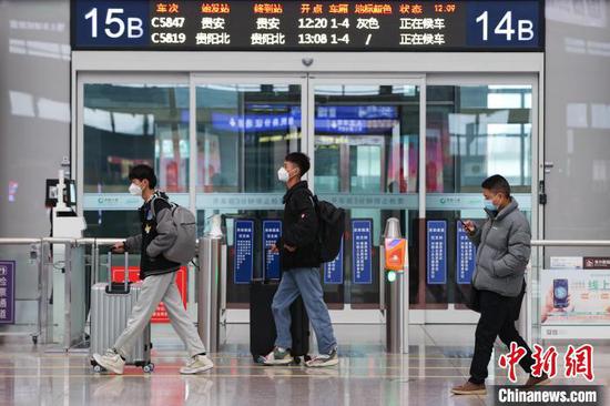 12月13日，贵州贵阳，旅客进入贵阳北站候车大厅。　瞿宏伦 摄