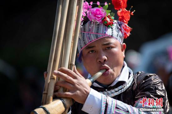 在贵州省从江县丙妹镇上歹苗寨，苗族同胞在吹奏芦笙。 吴德军 摄