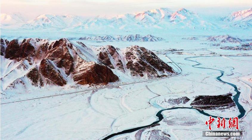 冬日的新疆和静县巴音布鲁克草原，与雪山、丘陵、河床构成壮美无比的画卷。 斯·才层 摄