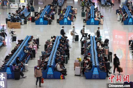 12月13日，贵州贵阳，旅客在贵阳北站候车大厅候车。　瞿宏伦 摄