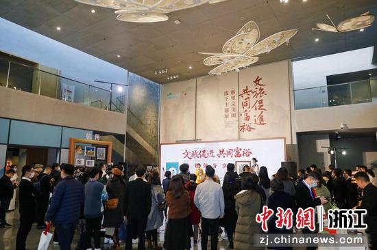 参观线下展览。浙江省文化和旅游厅 供图