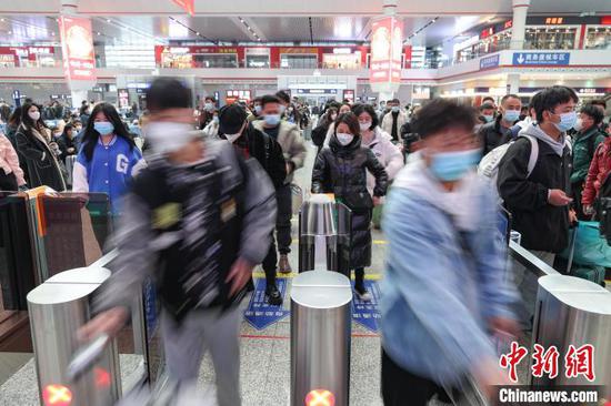 12月13日，贵州贵阳，旅客在贵阳北站候车大厅排队检票。　瞿宏伦 摄