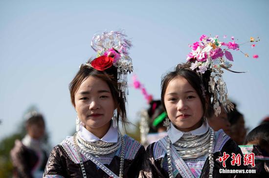 在贵州省从江县丙妹镇上歹苗寨，苗族姑娘在观看吹芦笙。 吴德军 摄